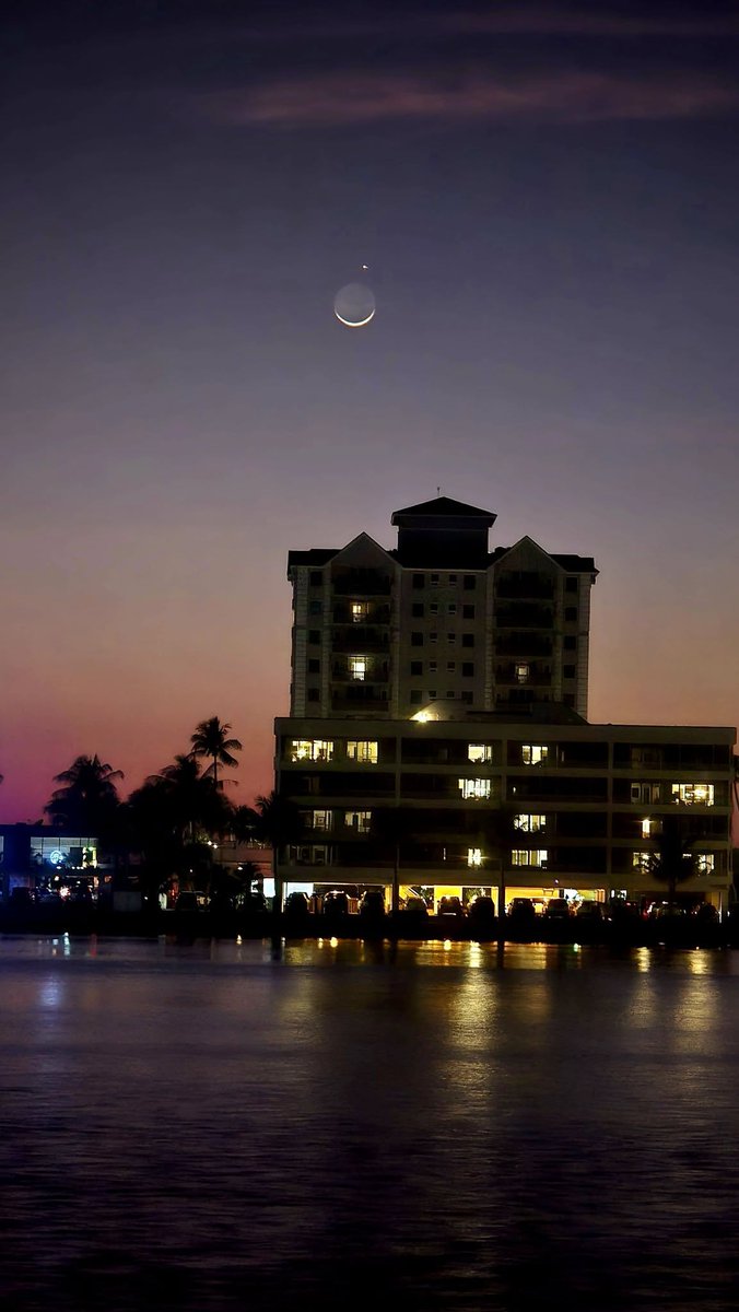 MattDevittWX's tweet photo. Awesome shots of #Mercury hangin' out with the #Moon this evening while they were in #conjunction above Florida! Credit: Scott Smith and Susana Rogers https://t.co/AL27LPC7NA