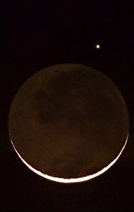 MattDevittWX's tweet photo. Awesome shots of #Mercury hangin' out with the #Moon this evening while they were in #conjunction above Florida! Credit: Scott Smith and Susana Rogers https://t.co/AL27LPC7NA