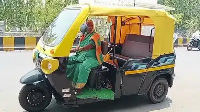 60 की उम्र वह पड़ाव होता है, जो रिटायरमेंट का माना जाता है। इस उम्र के बाद शख्स काम से सेवानिवृत्त हो जाता है। जीवन को अक्सर सामान्य दिनचर्या, परिवार पर निर्भरता और सार्वजनिक जीवन से एकांतवास के रूप में देखा जाता है। 

लेकिन महाराष्ट्र के कराड और उंडाले को जोड़ने वाली व्यस्त