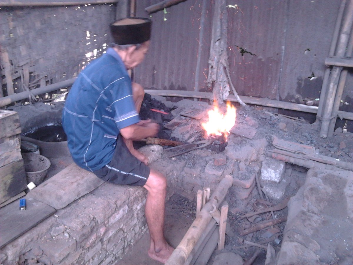 sawenk's tweet photo. Tahun ini saya memang tidak ziarah ke makam kakeku ada kendala pekerjaan tidak seprti tahun2 seblumnya, akhire aku di impeni. 😭🙏🏼🙏🏼 sepurane mbah https://t.co/yMJ7v1roAA