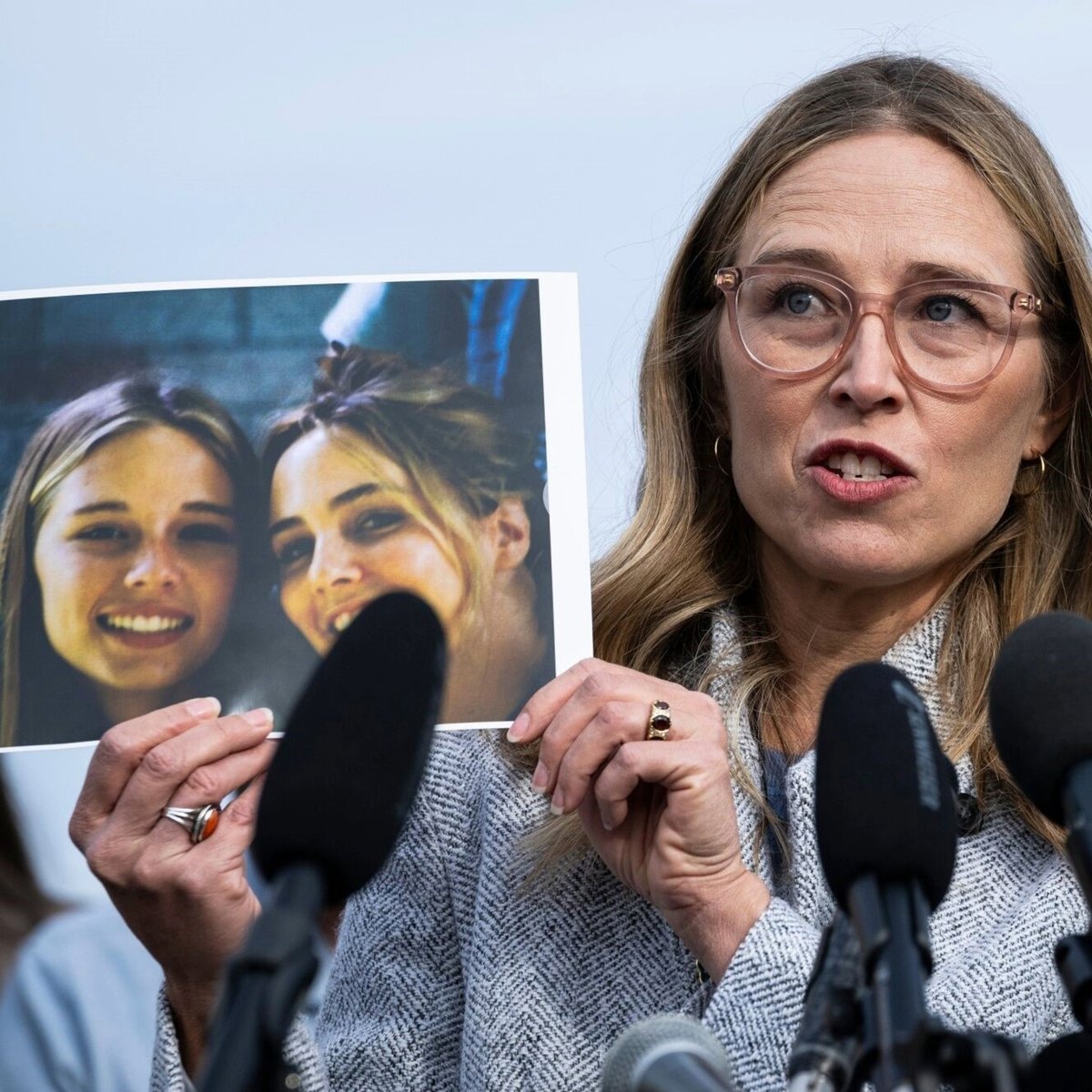 HABLÓ LA PRIMERA VÍCTIMA QUE DENUNCIÓ A EPSTEIN

Lectura rápida
Las hermanas Farmer fueron de las primeras en advertir sobre una red de abuso y reclutamiento.  Su historia vuelve al centro tras la desclasificación de más de 3 millones de archivos en EE.UU., con denuncias e