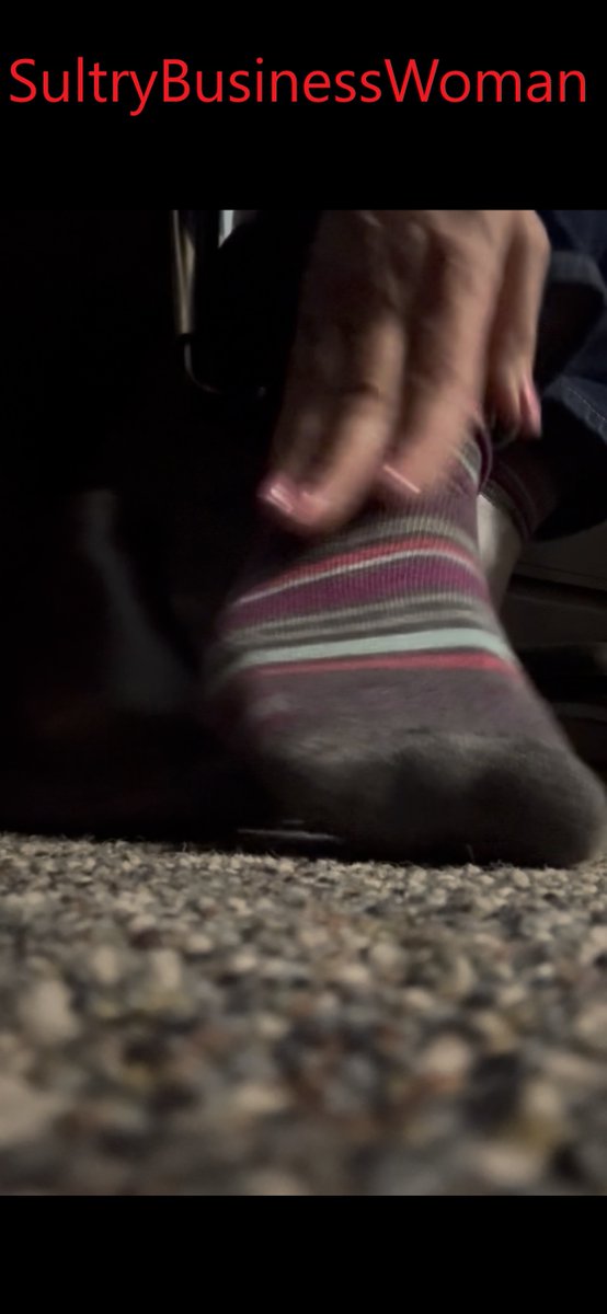 Sultrybuswoman's tweet photo. A good boot licking and sock sniffing sub would already be on there Knee's ready to please Mistress! #Longsocks #ilovesocks #sockedfeet #socknation #sockclub #redheadsaresexy #redheadsarehot #sockporn #smellysocks #bootlover #bdsmِ  #bootporn #bootaddict #sub #smellyboots https://t.co/wRIgpIqnHs