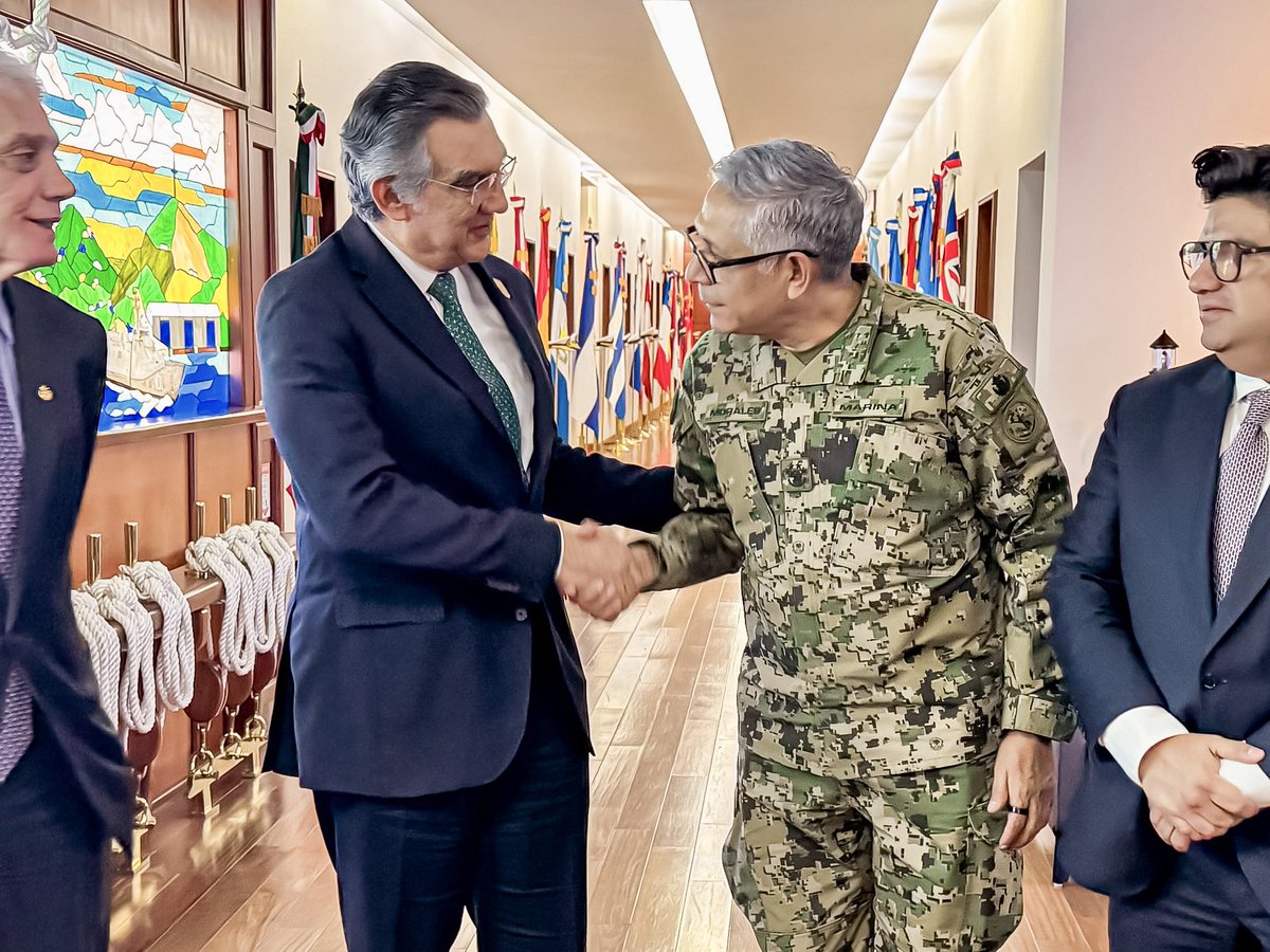 Dr_AVillarreal's tweet photo. En reunión con el Almirante Secretario, Raymundo Morales Ángeles, en la @SEMAR_mx, revisamos la estrategia del #PuertoDelNorte, que es prioridad nacional; así como la #ObraFerroviaria prevista y el #Dragado necesario para fortalecer su competitividad.
Seguimos trabajando con coordinación y visión en los proyectos estratégicos de Tamaulipas.
#CDMX