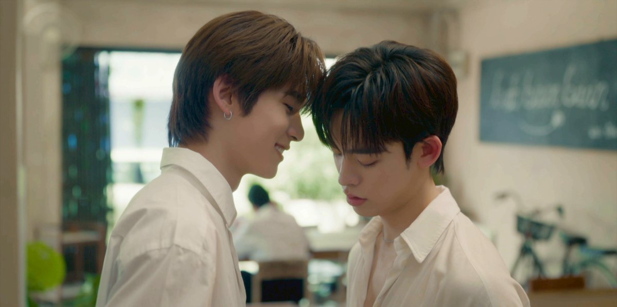 🌷᪲  Because I like you - Au #TeeteePor #DuangQin ㅤ Ი𐑼 ⬭
- Duang esta enamorado y decide usar el Buzón de San Valentín como excusa para declarar su amor. 
Qin recibe un sobre rosa que lo obliga a mirar más allá de sus audífonos.