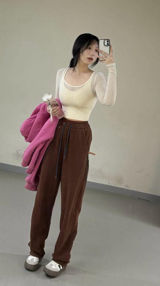 #意淫 #意淫朋友 #骚逼 #婊子 下了班就会在床上香汗淋漓地被操的骚货