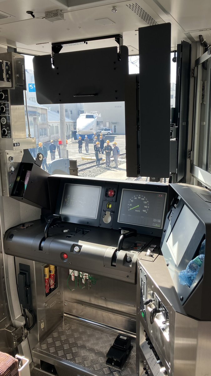 無線機はまだ装着してないですね。というか、やはり運転台はJR東日本や
