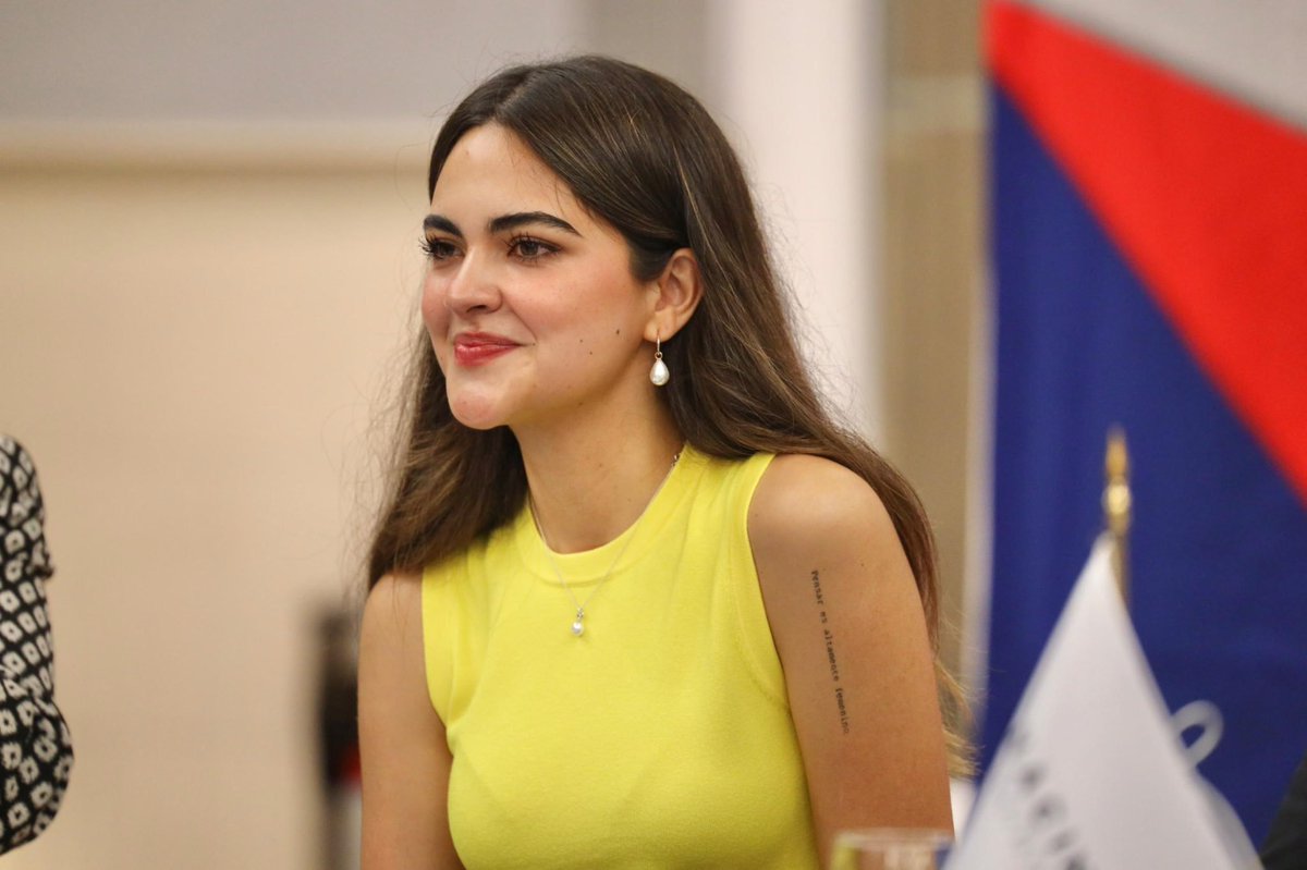 Extraje 2,578 comentarios de diferentes publicaciones en Facebook sobre la senadora <a href="/AndreaChavezTre/">Andrea Chávez</a>.

Apliqué dos metodologías:
• Análisis de polaridad.
• Análisis temático Braun &amp; Clarke (para identificar patrones profundos de significado)

Esto es lo que encontré 🧵