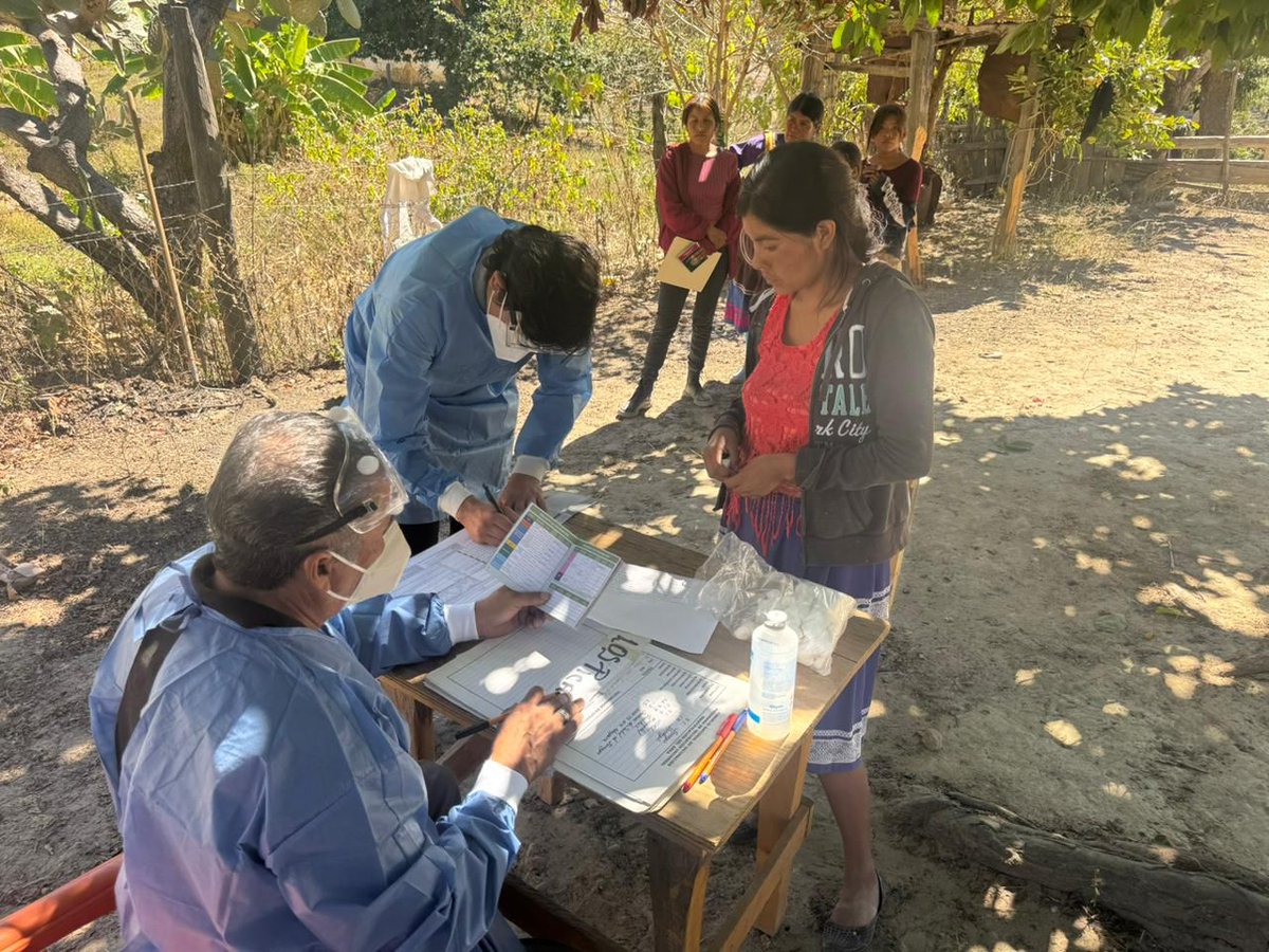 SSDurango's tweet photo. En el gobierno que encabeza @EVillegasV, se fortalecen acciones para llegar a las zonas vulnerables.
Con el #PFAM a cargo de la Jurisdicción Sanitaria No. 1, se realizó intensa campaña de vacunación contra sarampión la comunidad Picachos, en el municipio del Mezquital. https://t.co/9TPc8behmd