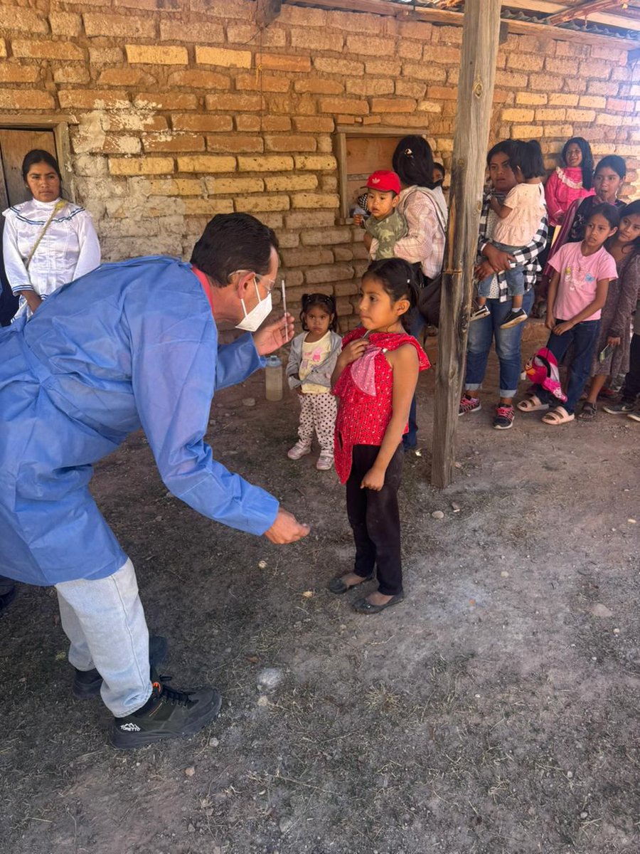 SSDurango's tweet photo. En el gobierno que encabeza @EVillegasV, se fortalecen acciones para llegar a las zonas vulnerables.
Con el #PFAM a cargo de la Jurisdicción Sanitaria No. 1, se realizó intensa campaña de vacunación contra sarampión la comunidad Picachos, en el municipio del Mezquital. https://t.co/9TPc8behmd