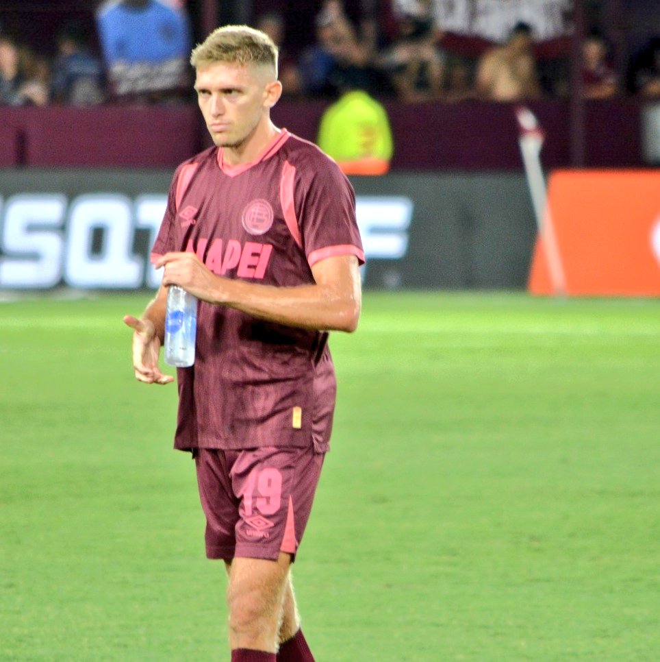 Castillo concentra. Quiere estar. Peero... El corto plazo de lesion q arrastra es un riesgo total. Pellegrino piensa, no define. Si juega, y pasa algo negativo, se pierde la revancha. Sin vueltas. Lo claro es q el DT no confía en Bou. Si no, sería otra historia. ¿No?
¿Opiniones?