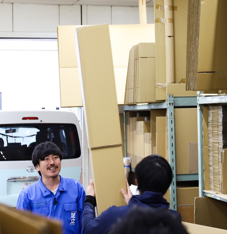 package_art's tweet photo. 【しずる純さんが当社工場へ✨】
#足立ブランド PR動画の撮影で #しずる純さん が当社へご来訪！

動画内では、オリジナルのギター専用箱や
4m超の長尺箱などをご紹介📦

見どころは、純さんの秀逸なラストコメント！
ぜひご覧ください！

▼動画はこちら
https://t.co/A1IDhsqspH

#足立区 #工場好き https://t.co/XUKjdYDChR