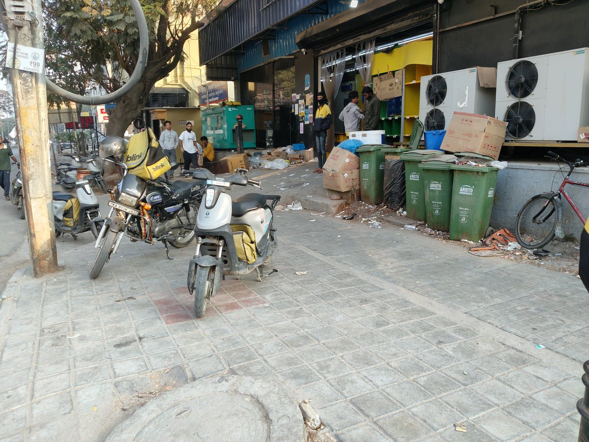 aqswdefly's tweet photo. @letsblinkit @blinkitcares Look at the pathetic condition of your Koramangala store. Garbage thrown all over the footpath making it unusable.

Please look into this https://t.co/ACvDGYS7yz