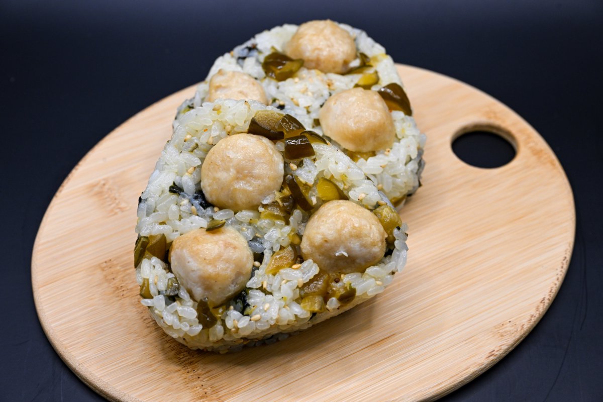 f_datecity's tweet photo. 【おにぎりサミット2026で発表した「伊達鶏とりょうぜん漬のおにぎり」を販売中！】
 「伊達鶏とりょうぜん漬のおにぎり」は道の駅りょうぜんにて期間限定で販売しています（※毎週木曜日は販売しておりませんのでご注意ください）。
 　ぜひご賞味ください。

(商工観光課) https://t.co/vbU5dMgTkS