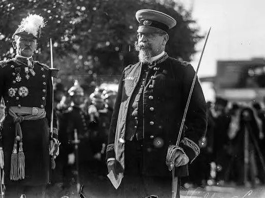 general Manuel Mondragón y “el sobrino de su tío”, Félix Díaz, frente a un gran pizarrón fotografiados al interior de la Ciudadela durante la infame Decena Trágica, la cual inició el 9 de febrero de 1913, y terminó el 19 del mismo mes. Manuel Mondragón y Gregorio Ruiz liberaron