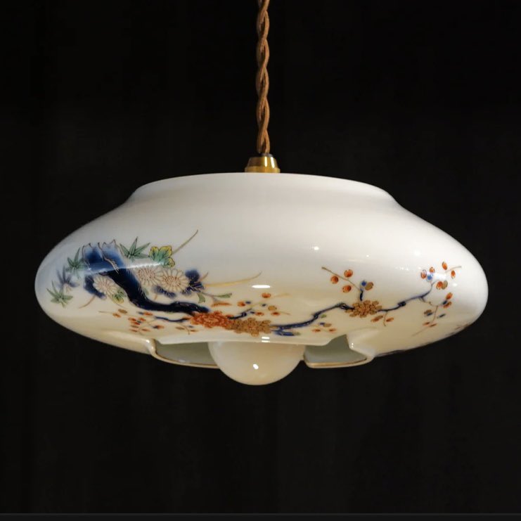 heerue16's tweet image. 🌟업사이클링으로 탄생된 조명들!!🌟
원래는 재떨이,화분,그릇같은 생활 도구들을 뒤집어서 조명으로 재탄생시켰다고 하는데 전부 도자기들이여서 더 아름답고 간단한 방법으로 훨씬 매력적이게 바뀐 것 같아서 너무 좋다!!