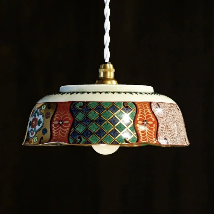 heerue16's tweet image. 🌟업사이클링으로 탄생된 조명들!!🌟
원래는 재떨이,화분,그릇같은 생활 도구들을 뒤집어서 조명으로 재탄생시켰다고 하는데 전부 도자기들이여서 더 아름답고 간단한 방법으로 훨씬 매력적이게 바뀐 것 같아서 너무 좋다!!