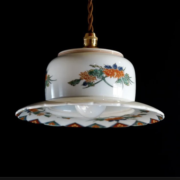 heerue16's tweet image. 🌟업사이클링으로 탄생된 조명들!!🌟
원래는 재떨이,화분,그릇같은 생활 도구들을 뒤집어서 조명으로 재탄생시켰다고 하는데 전부 도자기들이여서 더 아름답고 간단한 방법으로 훨씬 매력적이게 바뀐 것 같아서 너무 좋다!!