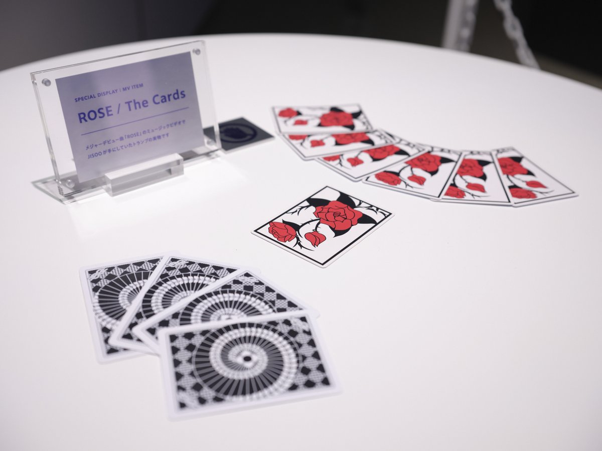 ✨🃏「ROSE」のMVでJISOOが持っているトランプを初公開🃏✨ 細かい