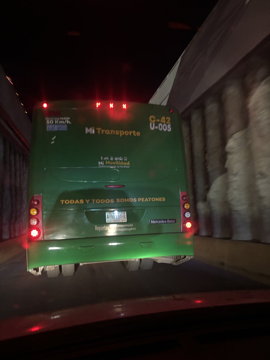 Padillermo's tweet photo. Este puerco casi me aplasta en el túnel de retorno de Mariano Otero y periférico, se meten aventando el camión y no les importa los accidentes que puedan causar, que aplica ahí @TransporteJal, paso a las 7:57 pm del día de hoy 18/02/2026 https://t.co/qwZtjCbvHO