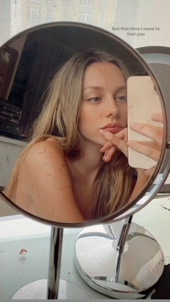 In bed, naked, thinking about the 𝒓𝒆𝒂𝒅𝒆𝒓, she snaps a photo and sends it with a message

📱Come see what you’re missing..