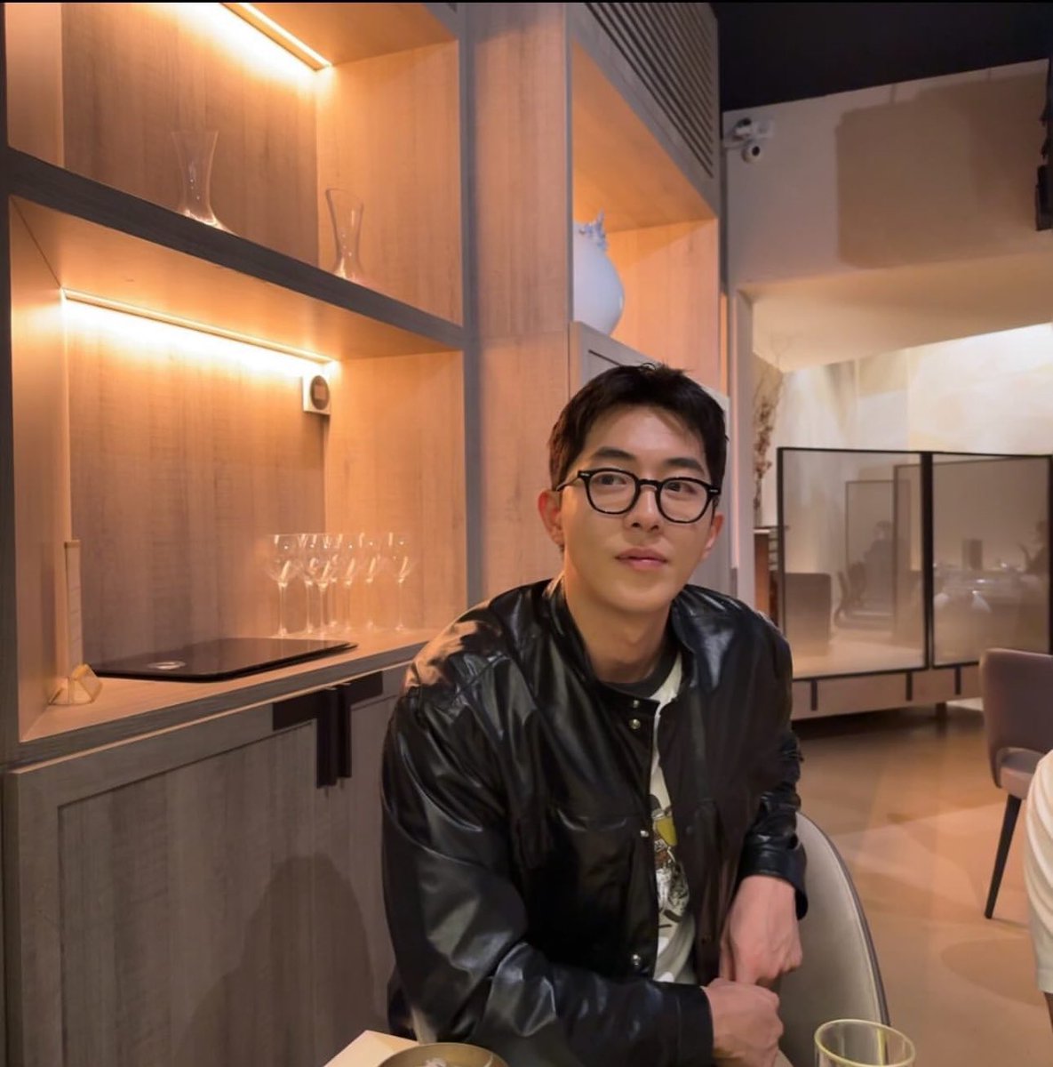 Stealing a moment between the chaos. Chair still warm, fresh fade settling in, vibe heavy but easy. Lights dim, mood high, this is how I lock in before the next move. Keep it clean, keep it real. Suit up (or down) and run with it.