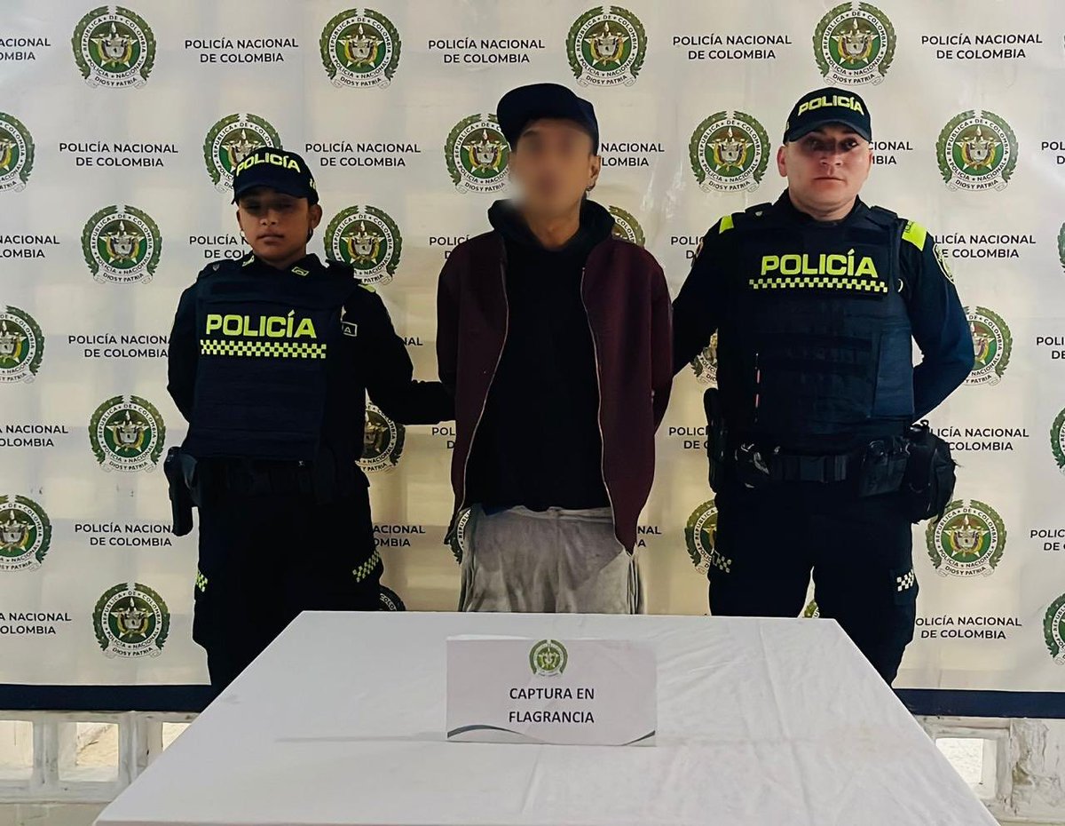 📍Pitalito | La Policía Nacional capturó en flagrancia a un hombre por el delito de lesiones personales, luego de agredir a su madre en medio de una riña familiar en el barrio Madelena. La acción oportuna de la patrulla permitió proteger a la víctima. #PitalitoMásSeguro