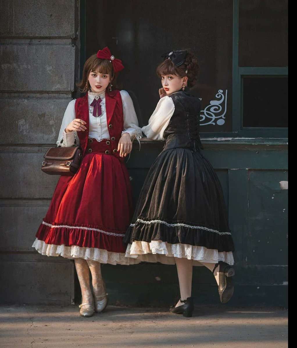 ＼人気商品待望の再入荷😍‼／
　  英国クラシカルシリーズ

憧れの知的でエレガントな英国風な装いで王道クラロリに♡

大きめリボンをつけて上品な甘さを纏ったら大人可愛い英国令嬢に♪
ronron-lolita.com/search?q=%E8%8…

#ロリィタ