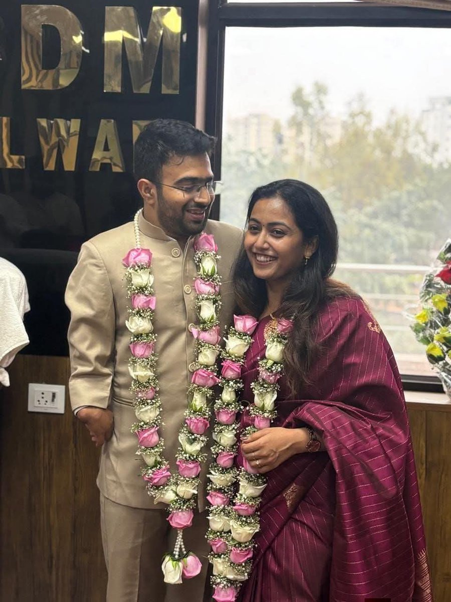 सादगी का सबसे सुंदर उदाहरण! 

मिलिए 2023 बैच के IAS अधिकारी माधव भारद्वाज और अदिति वासने से, जिन्होंने शाही शादी के बजाय सादगी को चुना। बिना किसी शोर-शराबे और फिजूलखर्ची के, अलवर के मिनी सचिवालय में जिला कलेक्टर के सामने एक-दूसरे को वरमाला पहनाकर शादी की।
