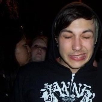 YiboMiPololo's tweet photo. #frerard | #mcrtwt au en el que Gerard es un niño fresa de la Ibero y Frank es un mesero en una taquería, o dónde los hermanos Way no traen efectivo y Mikey le da el número de su hermano al mesero naco y estúpido que no acepta apple pay con tal de irse https://t.co/3qMOzXV5tu