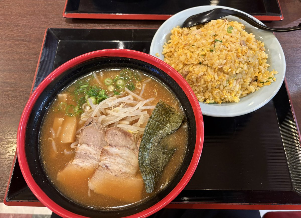 本日の昼飯。 ココは天津丼が有名ですが チャーハンも。 ちなみにに小
