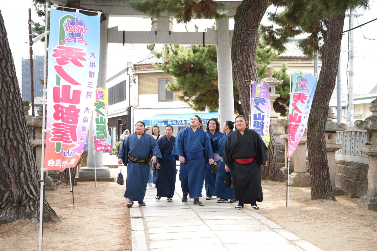 #秀ノ山部屋 ようこそ #伊丹市 へ!

今年も #伊丹 に！
2/16日（月）阪急伊丹駅からリータ、ひがし商店街、三軒寺前広場、宮ノ前通り、#猪名野神社 へと！

他の写真
instagram.com/kansaihidenoya…

21日（土）振る舞いちゃんこ等今後の予定はサイトやSNS、オープンチャット等でご確認を！：

#関西秀ノ山会