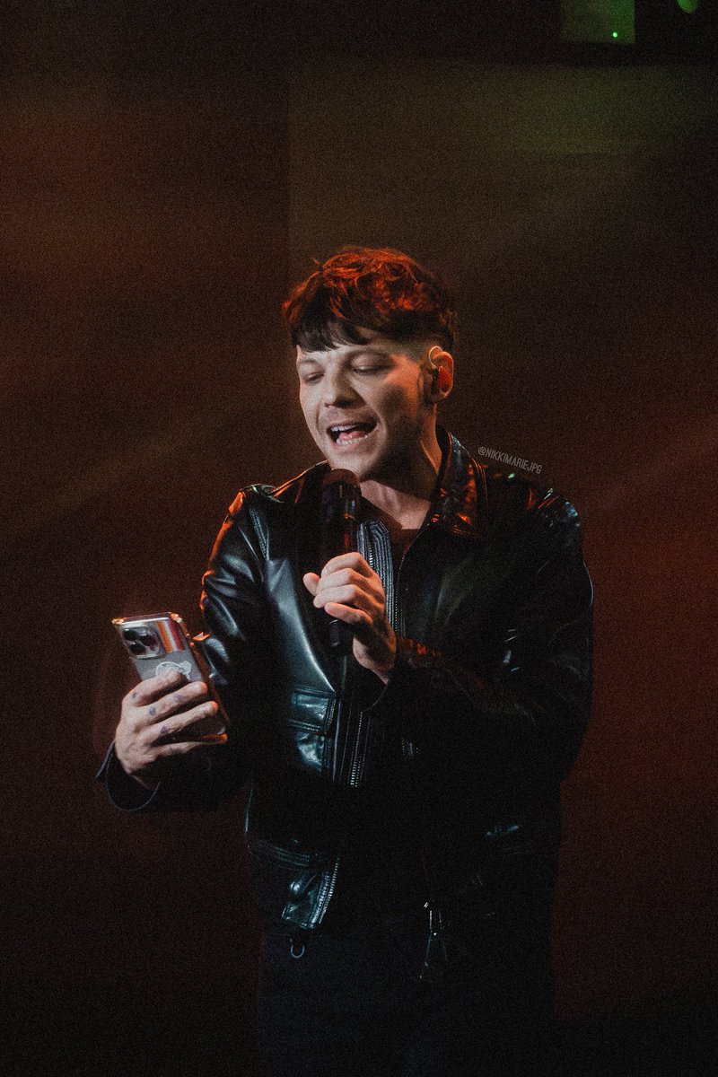 it looks like he’s reading the lyrics off his phone. very on brand
