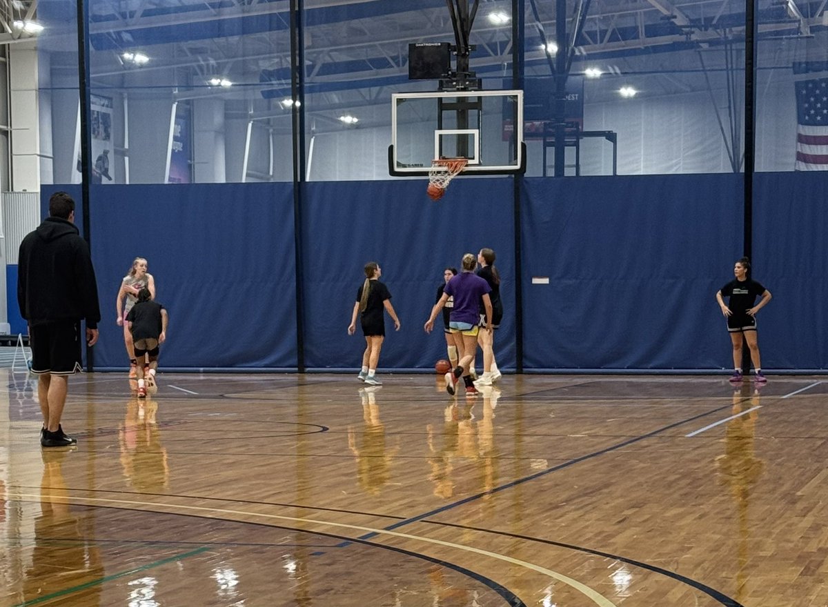 OliviaConklin_'s tweet photo. Back in the gym with @Always100Sk27 teammates @Cayleigh_Goheen &amp; @edenmnash27 !  Waiting on everyone else to finish their season so we can get to work!!!!  #lastride #ALWAYS100FAM @vjhAlways100 https://t.co/aJfZZ12C0Z