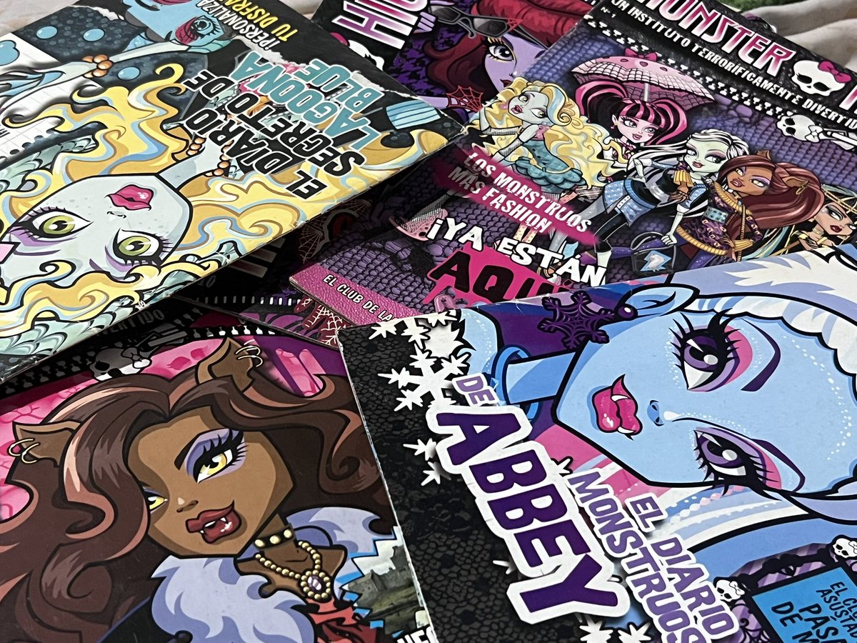 lolavictorxd's tweet photo. encontre mis revistas de monster high soy la mujer mas feliz del mundo https://t.co/xxiBXlA4zd