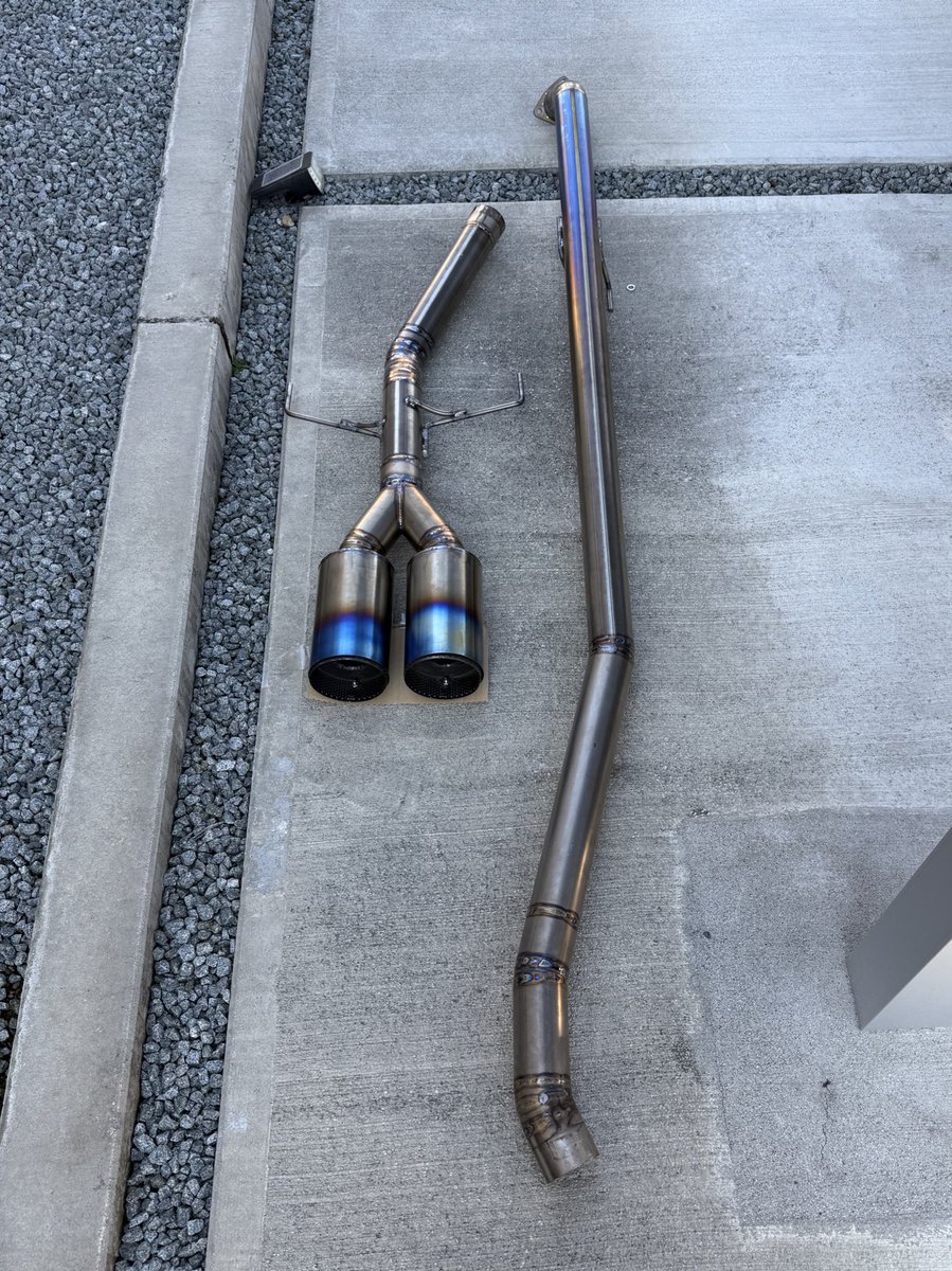 so2_zc's tweet photo. 某フリマにて頭の悪そうなマフラー購入しました！笑
ワンオフフルチタンで見た目の通りの爆音😅
運転すると脳汁ドバドバですよ笑 https://t.co/KFINiS8WUI