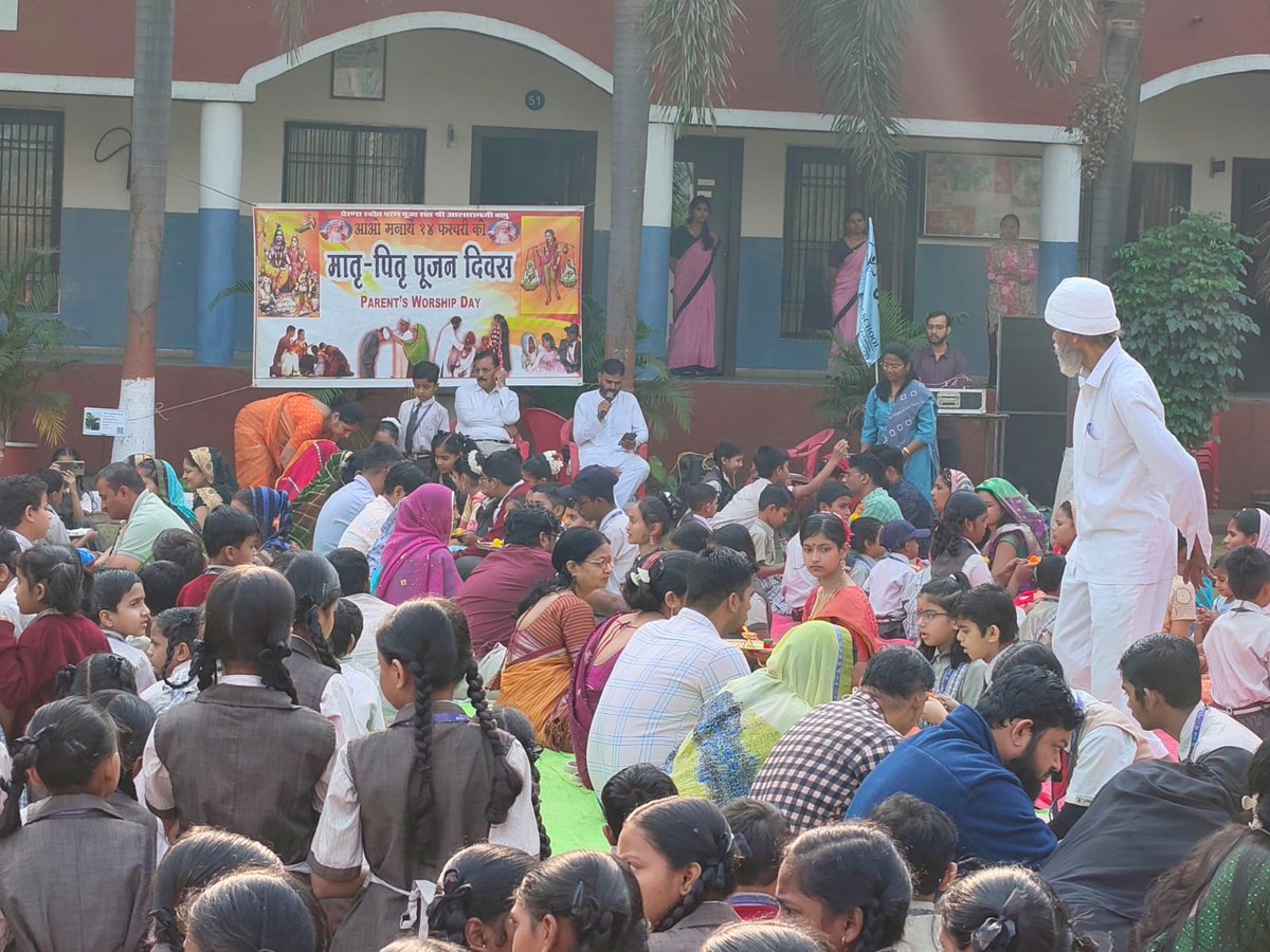 #14फरवरी_मातृ_पितृ_पूजन_दिवस सेवा कार्यक्रम वापी 2026
**********************
विश्ववंदनीय प्रात:स्मरणीय परम पूज्य श्री सद्गुरुभगवान की करुणा कृपा व‌ शुभाशीष‌ से 13 फरवरी 2026 शुक्रवार को ज्योतिधाम विद्यालय डुंगरा,वापी  में मातृपितृपूजन  कार्यक्रम संपन्न हुआ। सबकी सेवा को साधुवाद🙏