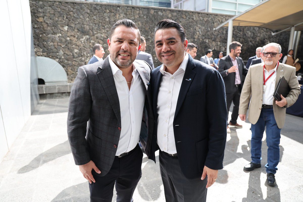 VictorBaez_M's tweet photo. Hoy participé en la reunión del Consejo Directivo de @ANEASdeMexico con el Director General de @conagua_mx, Efraín Morales, donde abordamos los temas prioritarios en torno a la #LeydeAguasNacionales y los #desafíos que enfrentan los #organismos operadores en todo el #país. https://t.co/01qv2WOu3h