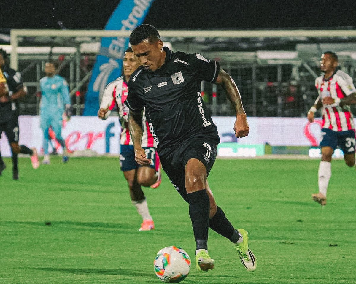 leonelcerrudo's tweet image. 🔴 A #América lo siguen robando y nadie hace nada. Se le escapó un punto vital por la torpeza de Mosquera y porque Ferney Trujillo lo jugó hasta que gane #Junior 🦈

#América no jugó mal, pero siempre le pasa algo en estas plazas: expulsiones, penales o errores groseros.