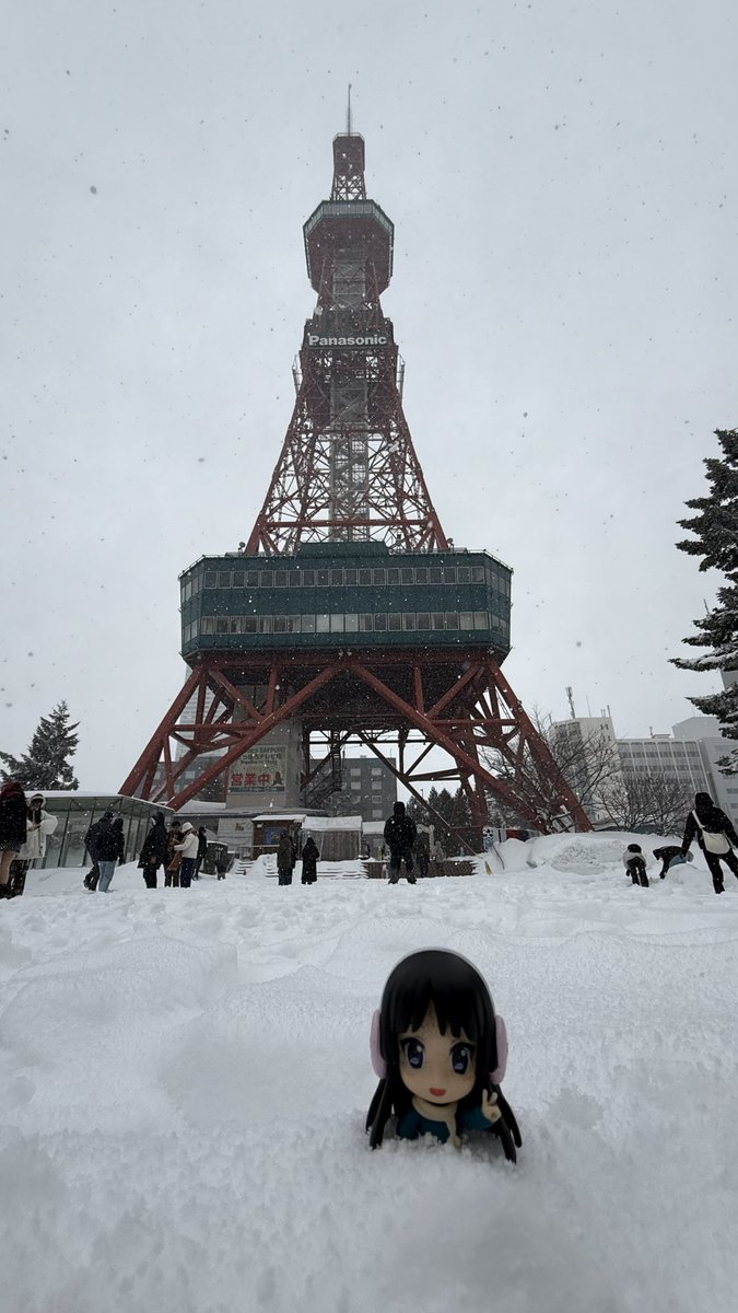 札幌テレビ塔に来たけど、
大雪ですごいことになってる☃️

澪ちゃんも埋まってしまいました！
でも完全防備なので大丈夫！笑