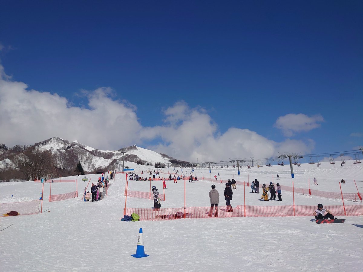 iwappara's tweet photo. 天気がいいのは最高☀️気温上昇は不安😅
今が一番寒くなく、でも午前中のコンディションはいい🏂⛷✨️
上手になろう！岩原🥳
 #iwappara  #岩原  #スキー  #スノボー https://t.co/CBdKmjjaxK