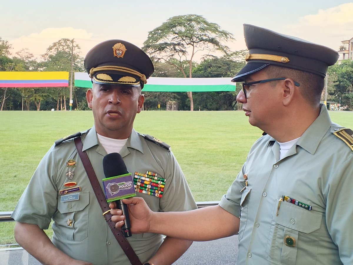 PoliciaVillavo's tweet photo. El nuevo Comandante de la #PolicíaVillavo anunció en #RadioPolicia1018FM su plan para blindar Villavicencio y el Área Metropolitana:

​✅ Más patrullaje y control.
✅ Inteligencia contra el delito.
✅ Trabajo cercano con la comunidad y las autoridades.

#SeguridadEnElTerritorio https://t.co/e5QGALFajX