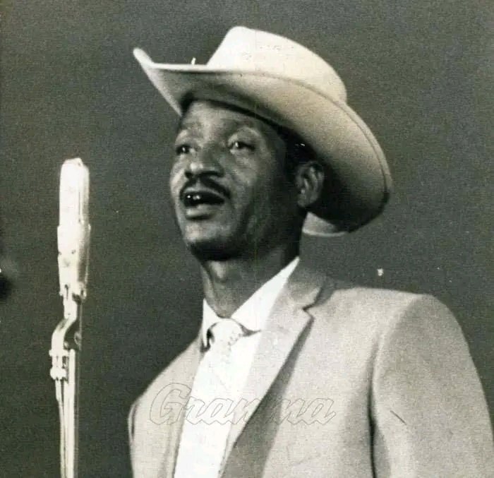El 19_2/ 1963 partió físicamente Benny Moré, pero su arte jamás murió.  
El Sonero Mayor, el Príncipe del Mambo dejó un legado que aún late en cada esquina de Cuba
🎶 Su música es raíz, identidad y orgullo.  
✊ Benny Moré es eternidad.
#CubaEsCultura
#SanctiSpíritusEnMarcha 🇨🇺
