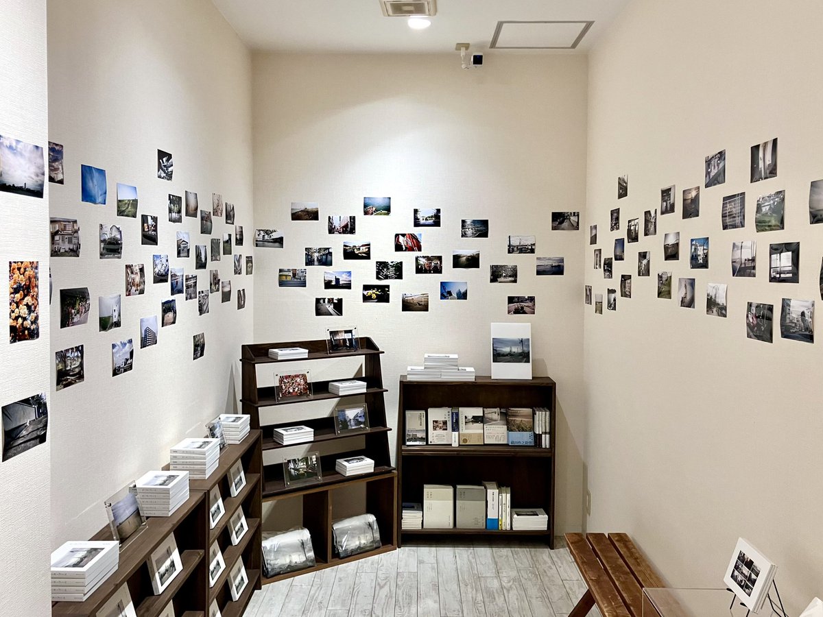 📷本日より開催📷

岸政彦写真展
「モータープール」
2026/2/19(木)-3/22(日)

歩きながら見つけた街の風景写真から厳選したものを実際にご覧いただける展示です。さらにオリジナルグッズや著作の販売もしているので、ぜひこの機会に手にとってみてくださいませー！