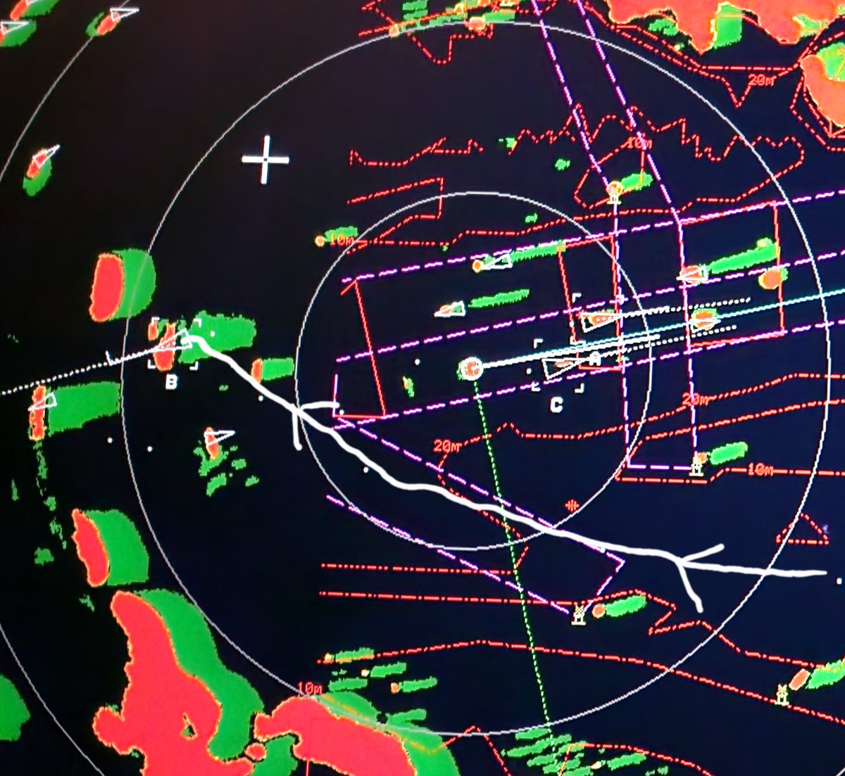 capttsune's tweet image. 高松から出港した韓国コンテナ船、宇高東から入るかな？と思っていたらなんと宇高西航路を逆走して行って？？ってなった。マーチスも何も言わないしAISアプリで見ると過去にも逆走している感じ。疑問に思ったからマーチスに電話して聞いたら所内でも確認していて対処を議論していた所だって(^^;