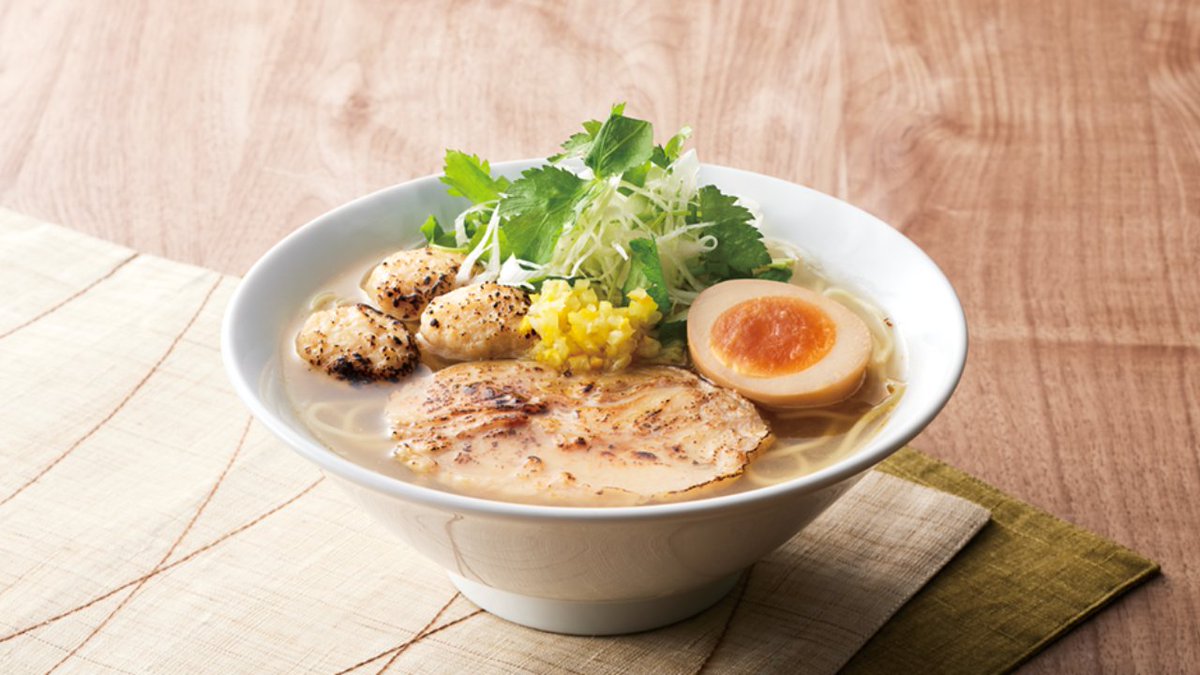 marugen_ramen_'s tweet photo. ˗ˏˋ 期間限定「ゆずと三つ葉の炙り鶏そば」 ˎˊ˗

⭐️鶏の旨みを感じるやさしいスープ💛
⭐️香り高い"ゆず"➕彩り豊かな"三つ葉"で爽やかに✨
⭐️特製チャーシューは強火でじっくり炙ることで香ばしさ満点💪

鶏の旨みが溶け込んだ、香り豊かな至福の一杯、
#丸源 でお楽しみください😋🍜 https://t.co/uaSeQXo3zg