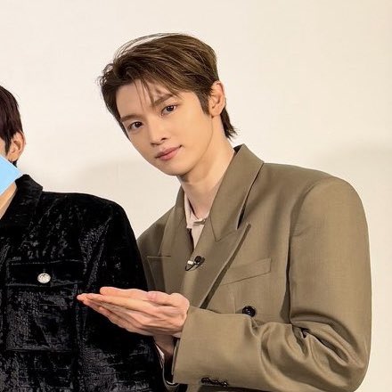 คุณชายซองชาน อกผาย ไหล่ผึ่ง หลังตรง สง่ามาก