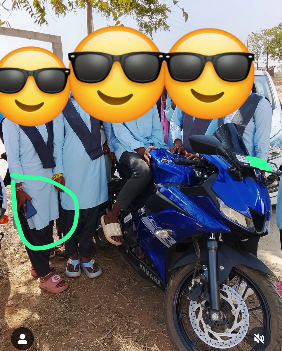 राजस्थान का भविष्य :-
ये बच्चे 10 वी कक्षा के हैं तकरीबन 15 साल आयु के।
2.5 लाख की bike 
हजारों के मोबाइल 📱 
ऐसे ही बच्चे जब कंपटीशन एग्जाम में बुरे तरीके से फेल होते हैं तो फिर OMR घोटालों के आरोप लगाते हैं।