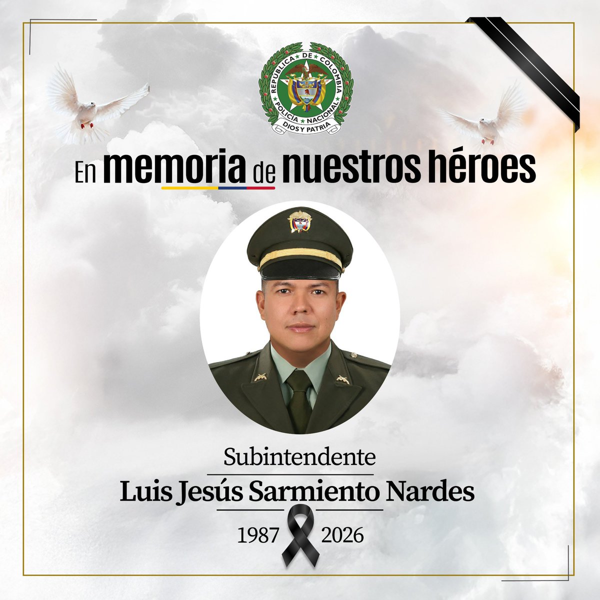 ¡𝗖𝗢𝗡 𝗟𝗔 𝗕𝗔𝗡𝗗𝗘𝗥𝗔 𝗔 𝗠𝗘𝗗𝗜𝗔 𝗔𝗦𝗧𝗔!

Hay noticias que un director nunca quisiera dar. El ataque armado perpetrado contra nuestros uniformados en Cúcuta nos deja una herida profunda: la partida de nuestro subintendente Luis Jesús Sarmiento Nardes y las lesiones