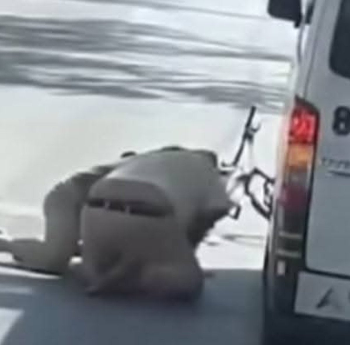 infolliteras's tweet photo. Chófer del FUTV se puso flamenco6y y se bajó a golpear a un ciclista que le reclamó por su forma de conducir. Ocurrió en Avenida Colón en Mérida Yucatán. Se trata de la unidad 1014 ruta Lindavista @sspyuc #FUTV @Agencia_ATY ocurrió hace dos días. Los chóferes y taxistas creen que están por encima del reglamento de tránsito.