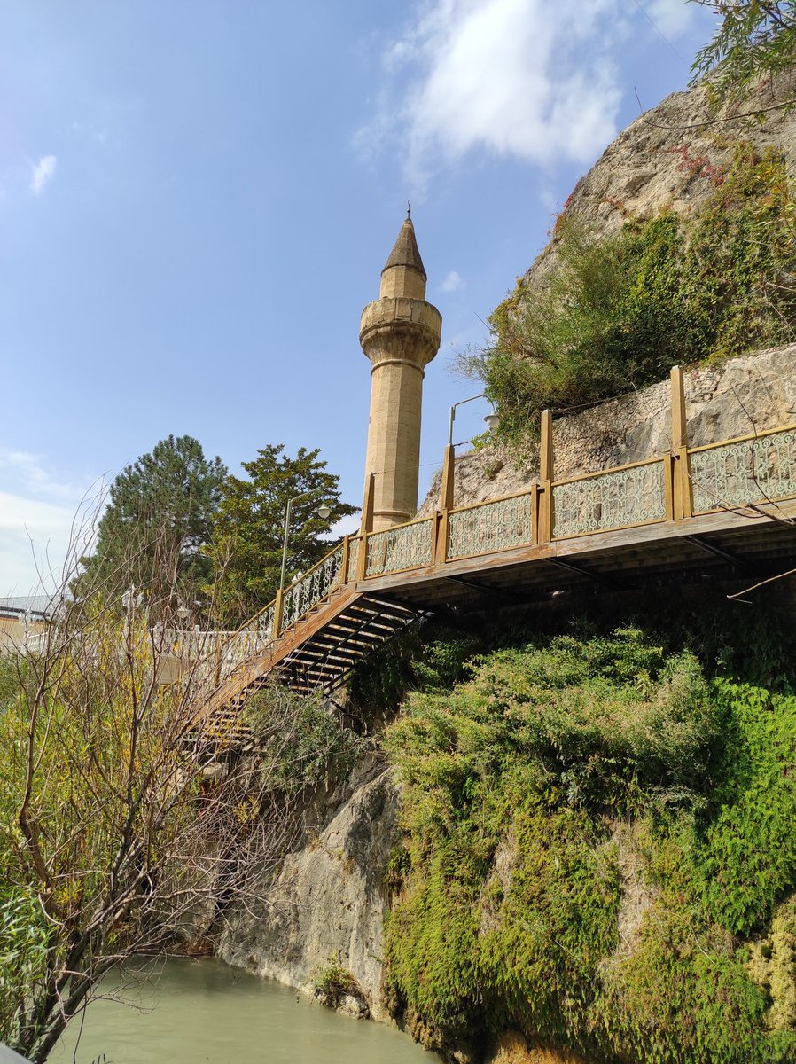 Seherin yüzünü örttüğü nemli duvak,
Uçuşur sabah ezanında...
Mevcutları saran coşku
Yüze sürülür dua “AŞK...”

Çile dergâhında “HÛ” dilerken,
Dost meclisinde aşkı yeşertmek
Yoluna giden garip yolcunun,
Menzilinde bekleyeni “AŞK!”
...

#ilknuriscankaya #aşk #ramazan🌙